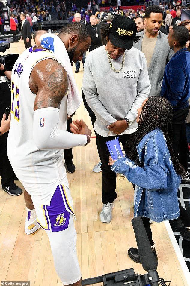 碧昂丝8岁女儿看NBA,造型撞上奥巴马长女,害羞问詹皇要签名