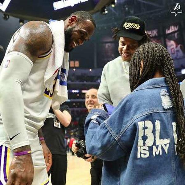 碧昂丝8岁女儿看NBA,造型撞上奥巴马长女,害羞问詹皇要签名