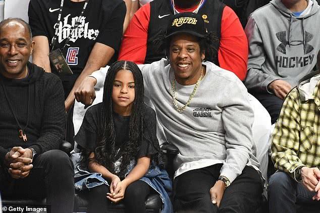 碧昂丝8岁女儿看NBA,造型撞上奥巴马长女,害羞问詹皇要签名