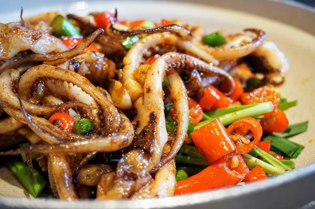美食推荐:爆炒鱿鱼、辣炒田螺、香烤罗非鱼、啤酒鸡块的做法