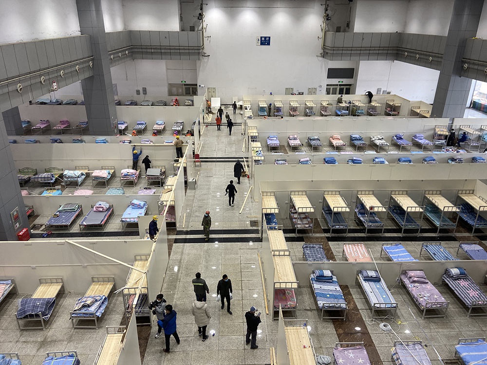 2月4下午,紧张改造的江汉方舱医院现场