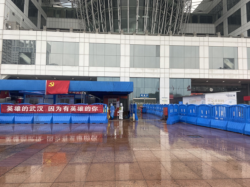 3月9日下午,“休舱”后的江汉方舱医院,最后一批医护进舱清点物品。