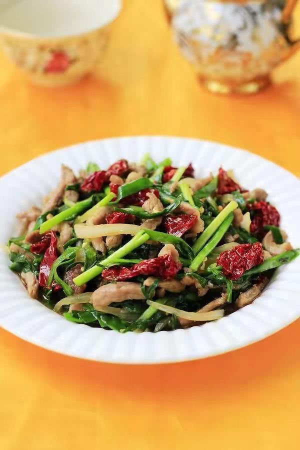这才叫新疆拌面,你吃的那个只能叫肉拌菜
