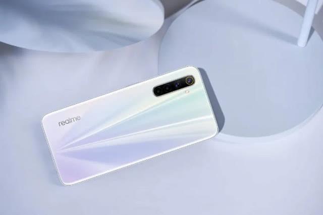 OPPO彻底爆发!游戏芯片+90Hz+30W闪充,这真的是千元机吗?