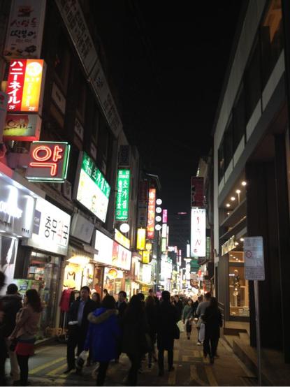 坐游轮去韩国五天四夜行程,深夜的大海静谧得让人心慌又享受
