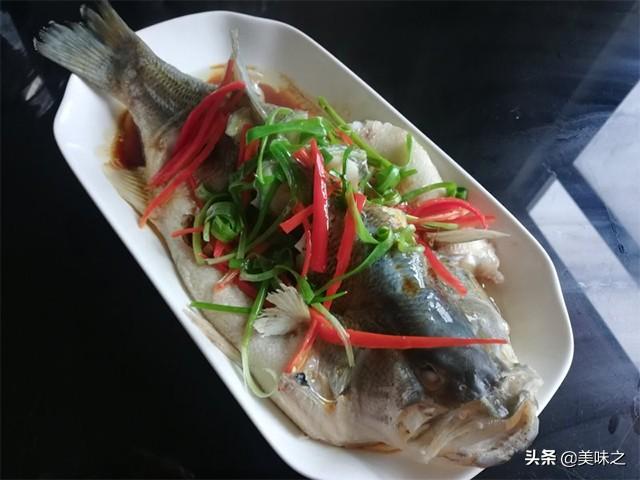 美食推荐:鲜蒸鲈鱼,青椒炒嫩玉米粒,冬瓜炒莴笋,五色汤