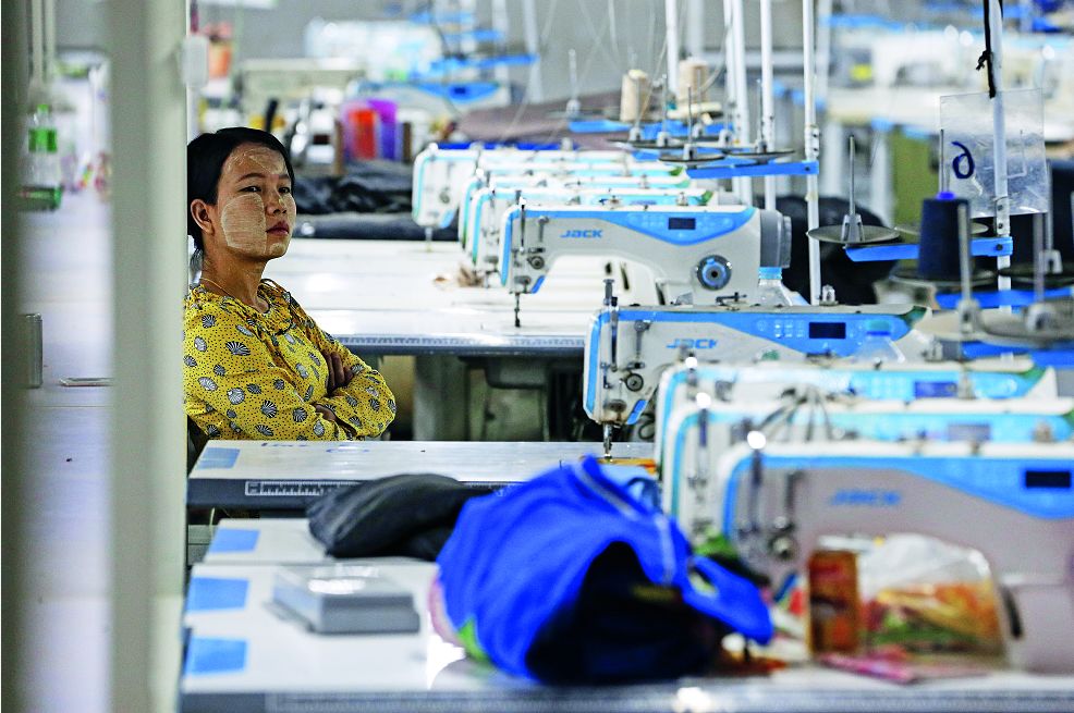 3月6日,在缅甸仰光市郊的Shwe Pyi Thar工业区,一名工人坐在一家制衣厂的车间里。工人们占据了这家新近关闭的制衣厂,要求支付工资和加班费。受新冠肺炎疫情影响,来自中国的供应链中断,缅 甸的纺织业受到沉重打击。