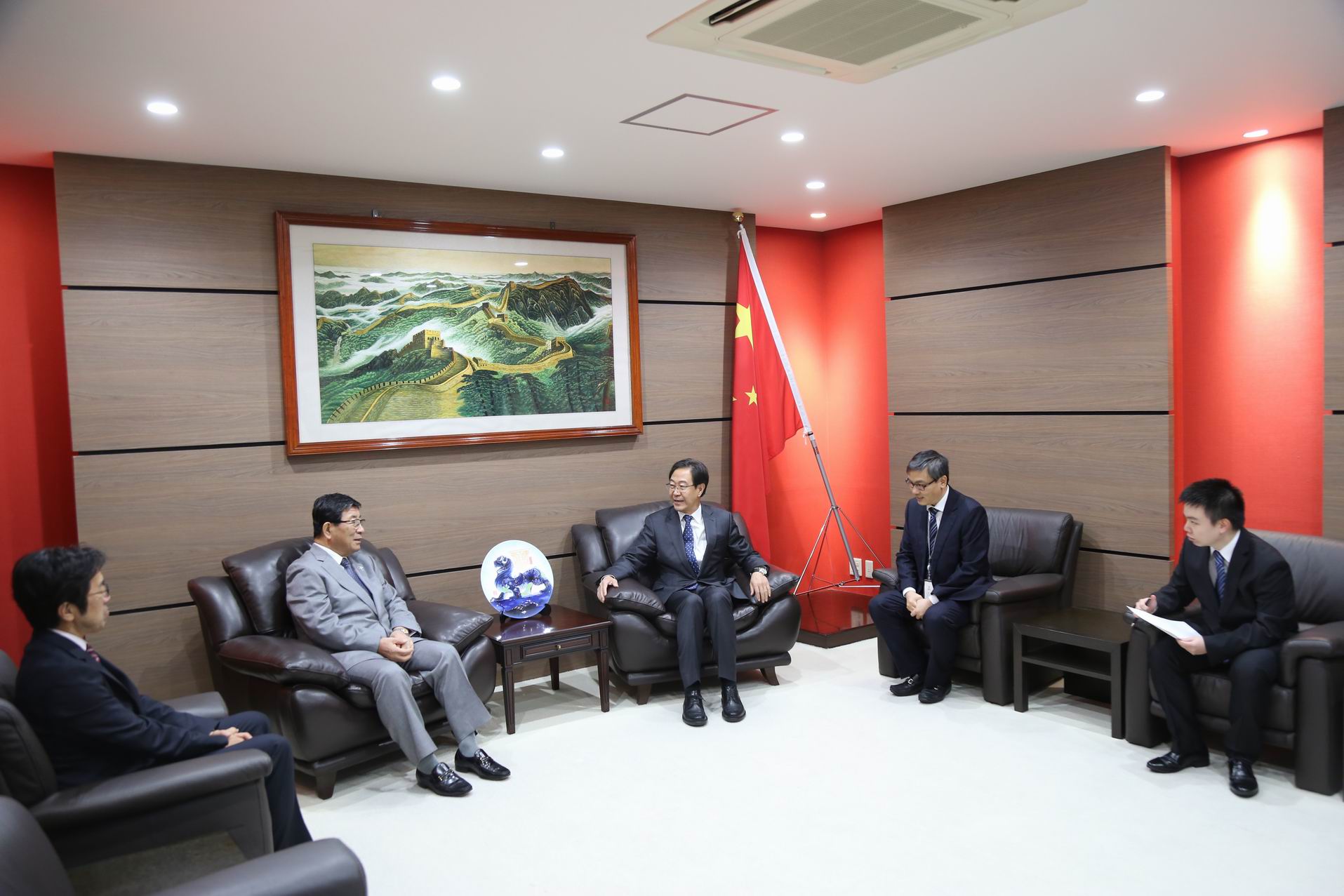 刘晓军会见藤田医科大学理事长星长清隆(驻名古屋总领事馆网站 图)