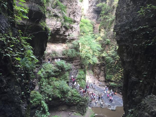 “天下第一峡”百里峡，天然的大氧吧。游客：令人神清气爽