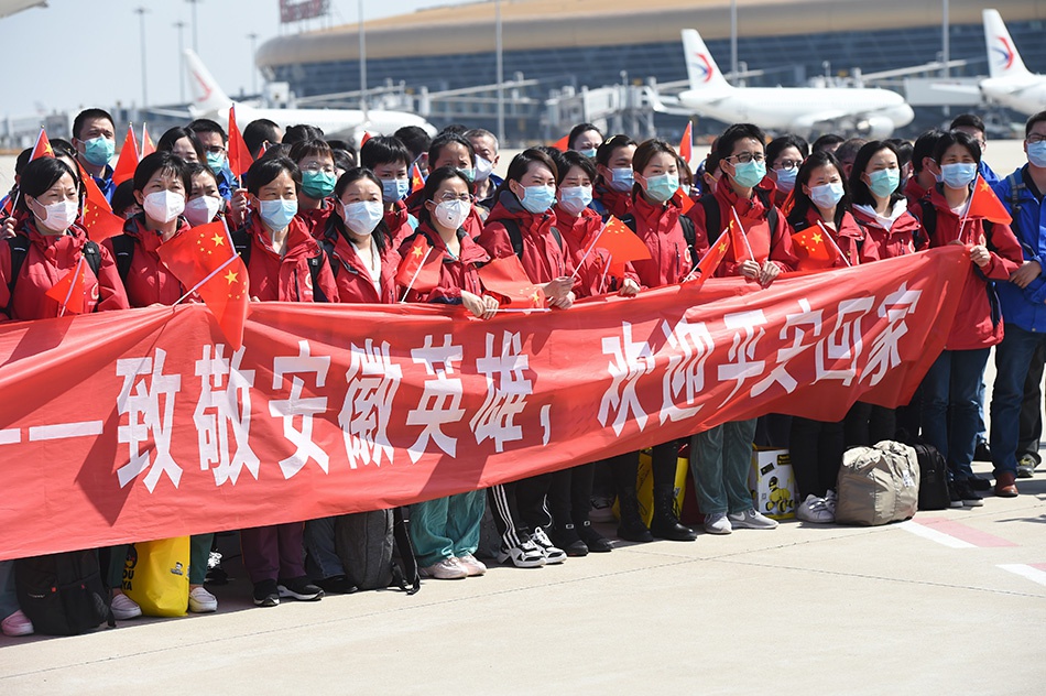 3月18日,从武汉返回的安徽援鄂医疗队员在合肥新桥国际机场参加欢迎仪式。当日,374名安徽省支援湖北抗疫的医疗队员从武汉乘飞机返回合肥。新华社发(周牧 图)