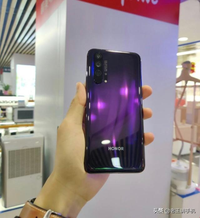 华为太狠了!22.5W+麒麟980+8GB运行降至两千元出头,它不香吗?