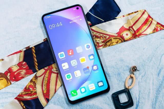 vivo更良心,5000毫安骁龙765G+4800万四摄,比小米少四百