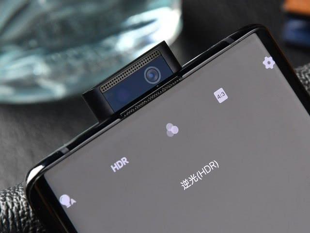 被遗忘的vivo旗舰,99.6%超高屏占比,升降屏真的过时了吗?