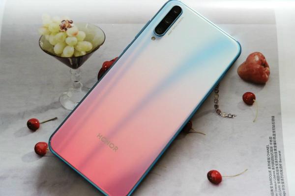 华为产品的设计失误?4800W+四摄仅1399,无奈仍无人问津