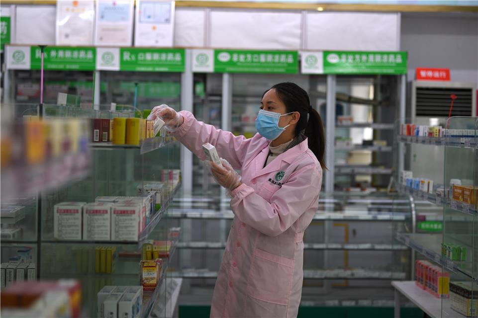 3月23日,武汉市青山区青山镇街石化社区药店,店员在整理药品。