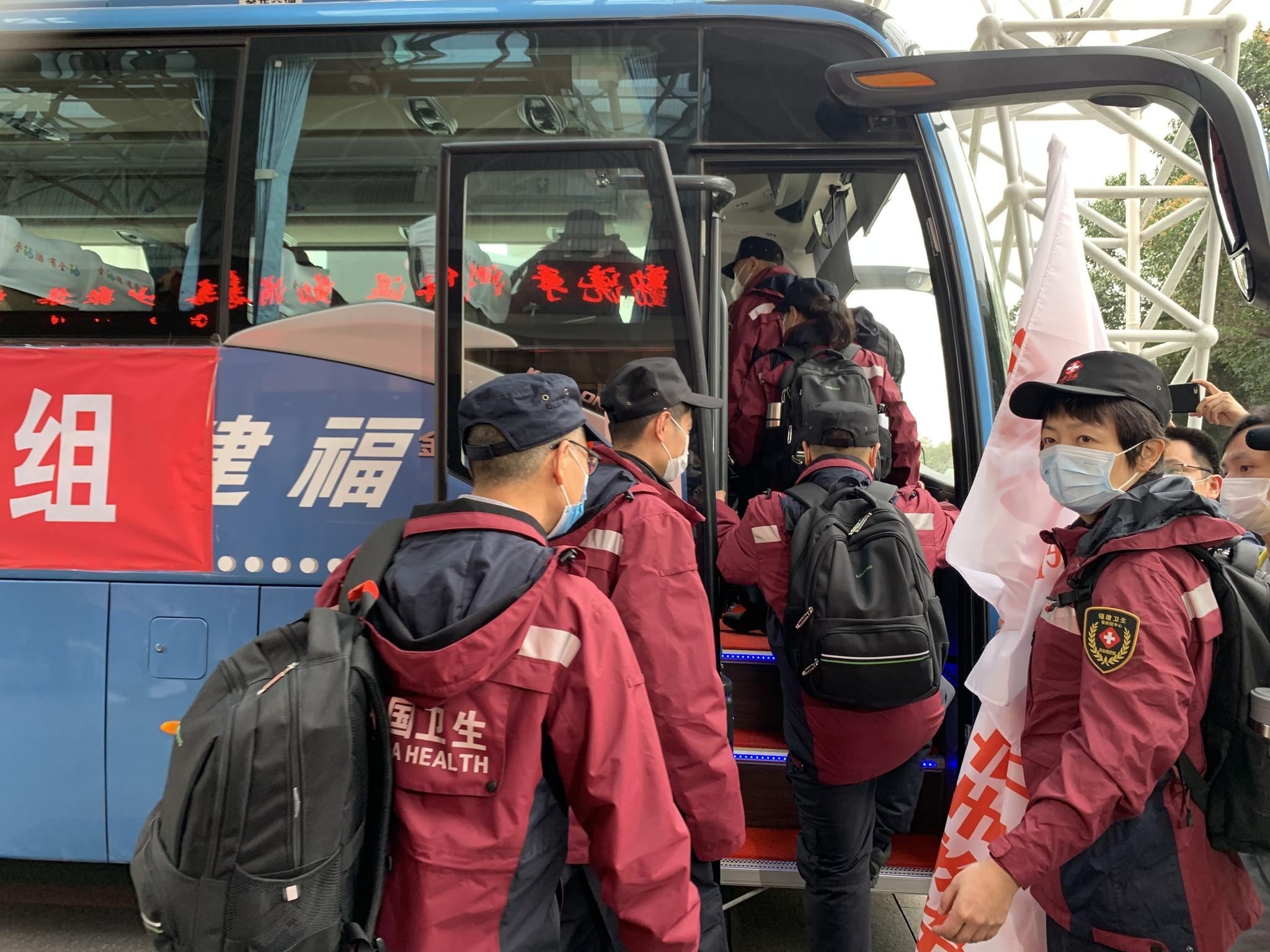 专家组登车出发,前往福州机场。焦艳 摄