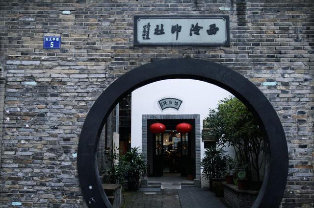 杭州最有名的美食街,不论白天夜晚都十分热闹,游客纷纷络绎不绝