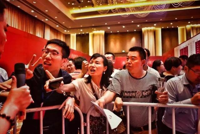 2020年楼市“受挫”,房企纷纷打折出售,为何房价不能再涨了?