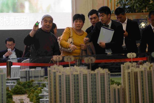 2020年楼市“受挫”,房企纷纷打折出售,为何房价不能再涨了?
