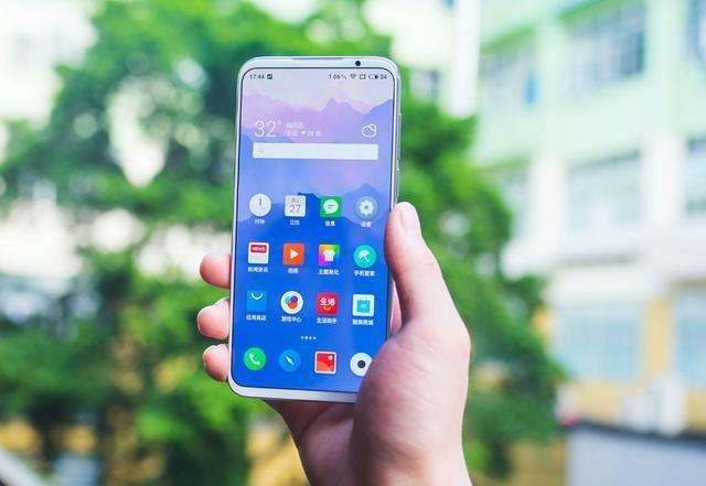 vivo更胜一筹,骁龙855Plus+12G+4500mAh+4800万三摄,对标魅族