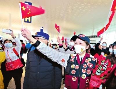 3月31日,武汉天河机场,中国工程院院士、国家卫健委高级别专家组成员李兰娟团队乘机离汉 长江日报记者何晓刚 摄