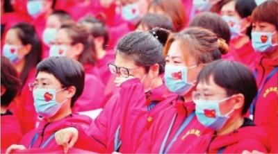 3月31日,内蒙古援鄂医疗队踏上返程,临别前约好明年再来看武汉 长江日报记者陈亮 摄