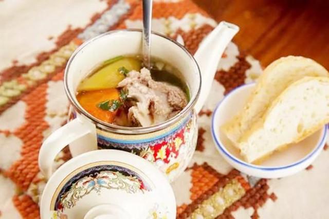 帅气小伙街边卖“缸缸肉”,旅客嫌脏不吃,老顾客:一年吃300天