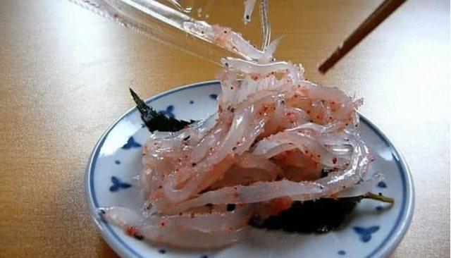 日本的美食分量未免小了点,买了份银鱼吃不到3口就完了