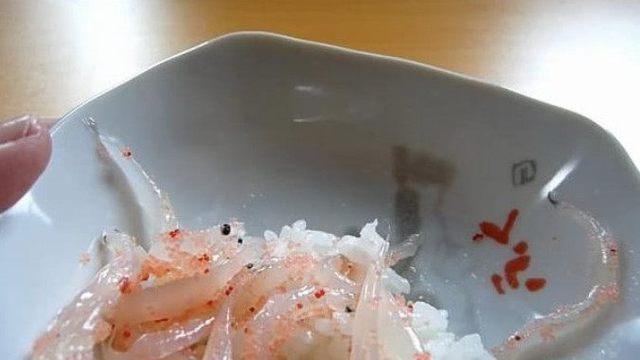 日本的美食分量未免小了点,买了份银鱼吃不到3口就完了