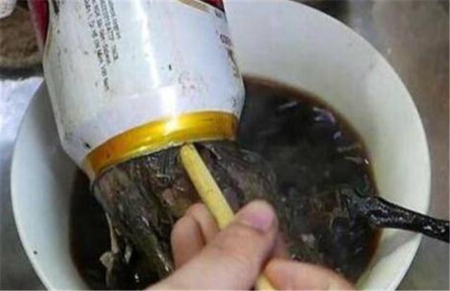 越南街头的“黑暗”小吃,制作方法罕见,每天用掉300个易拉罐!