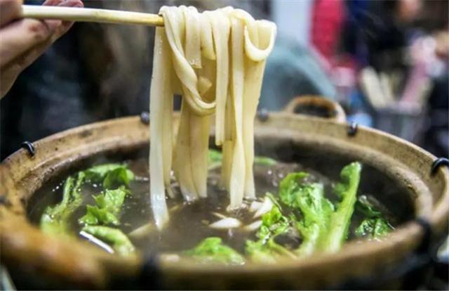 大沙地的“脏脏煲”小吃,老板是三个光头,一份80元日卖200份