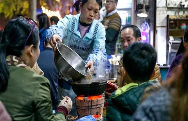 大沙地的“脏脏煲”小吃,老板是三个光头,一份80元日卖200份