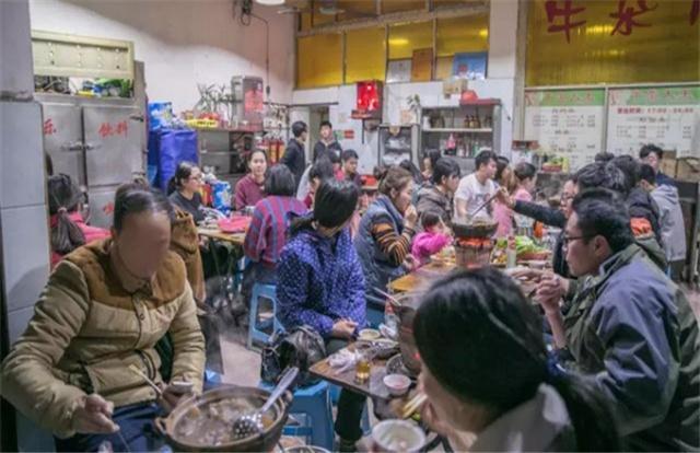 大沙地的“脏脏煲”小吃,老板是三个光头,一份80元日卖200份