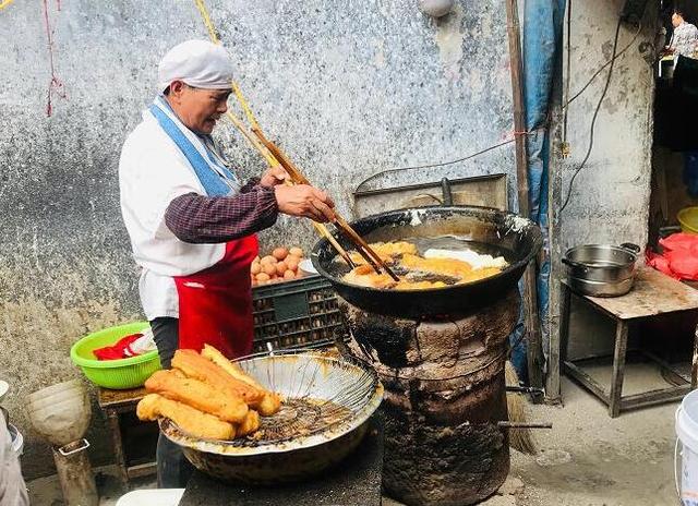 老大爷炸土豪油条三十多年,用料很丰富,食客:一根够了谢谢妈妈
