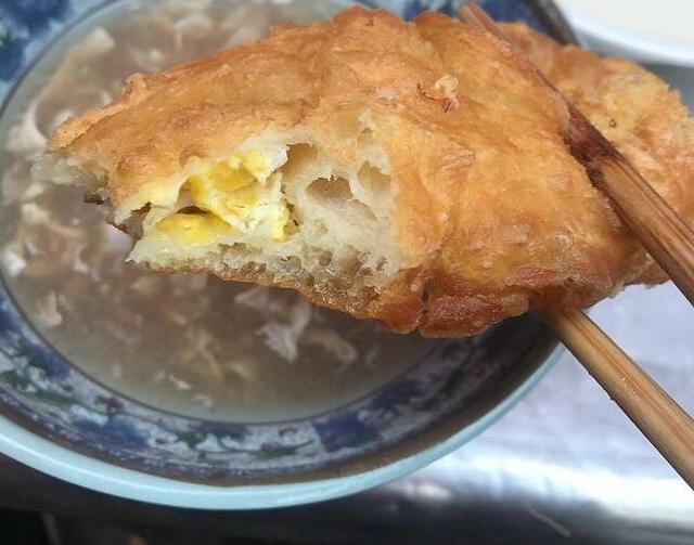 老大爷炸土豪油条三十多年,用料很丰富,食客:一根够了谢谢妈妈