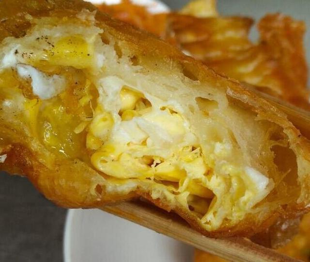 老大爷炸土豪油条三十多年,用料很丰富,食客:一根够了谢谢妈妈