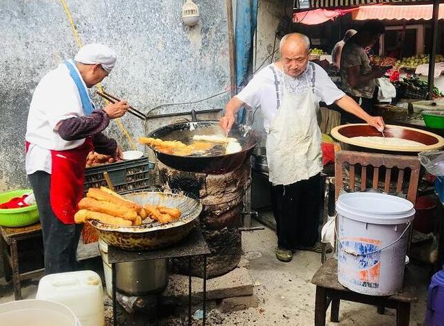 老大爷炸土豪油条三十多年,用料很丰富,食客:一根够了谢谢妈妈