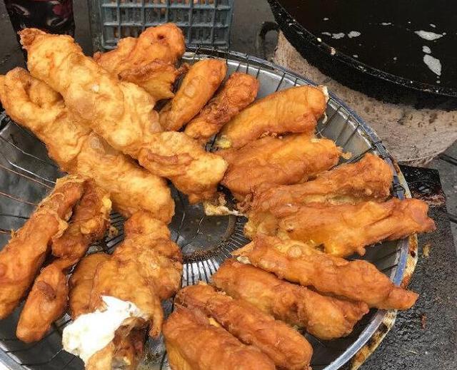 老大爷炸土豪油条三十多年,用料很丰富,食客:一根够了谢谢妈妈