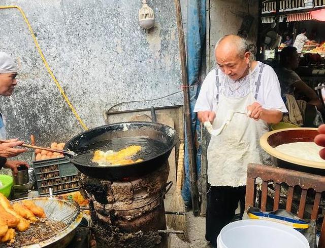 老大爷炸土豪油条三十多年,用料很丰富,食客:一根够了谢谢妈妈
