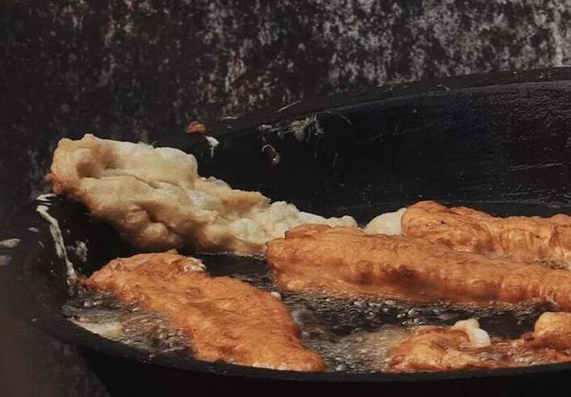 老大爷炸土豪油条三十多年,用料很丰富,食客:一根够了谢谢妈妈
