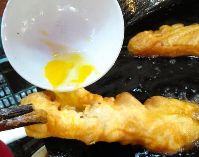 老大爷炸土豪油条三十多年,用料很丰富,食客:一根够了谢谢妈妈