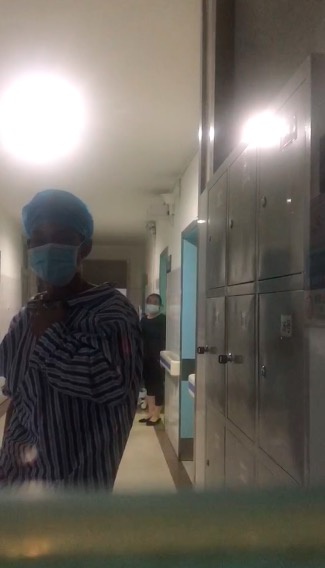 西昌山火3名伤者中,伤势最轻的岳仕明正在医院接受治疗。 新京报记者 王昱倩 摄