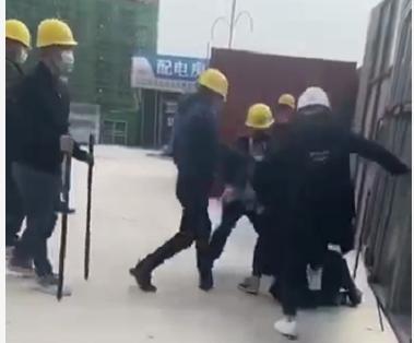 湖北宜昌一工地多人持棒殴打讨薪工人,警方介入调查