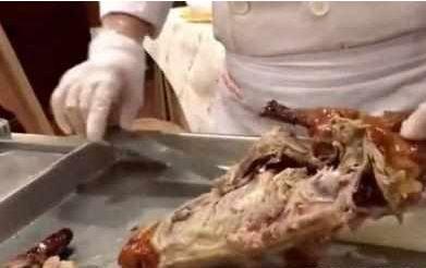全聚德烤鸭,每只300多,只切了2碟肉便说没了,网友:被套路了