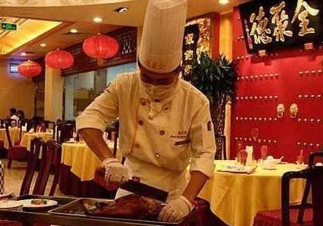 全聚德烤鸭,每只300多,只切了2碟肉便说没了,网友:被套路了