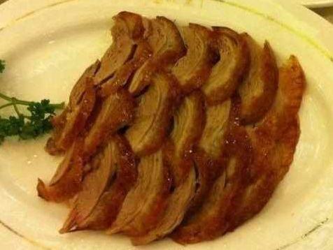 全聚德烤鸭,每只300多,只切了2碟肉便说没了,网友:被套路了