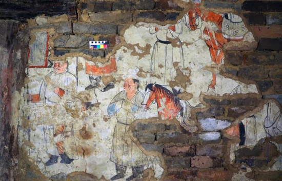 前室壁画《牵马迎宾图》。青海乌兰泉沟吐蕃时期壁画墓前室和后室均绘壁画,内容有武士牵马迎宾、宴饮舞乐、狩猎放牧、宫室帐居、山水花卉等内容。