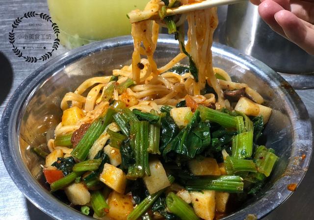 陕西的网红夜市,40家店只卖1种面条,家家客满,好吃又热闹