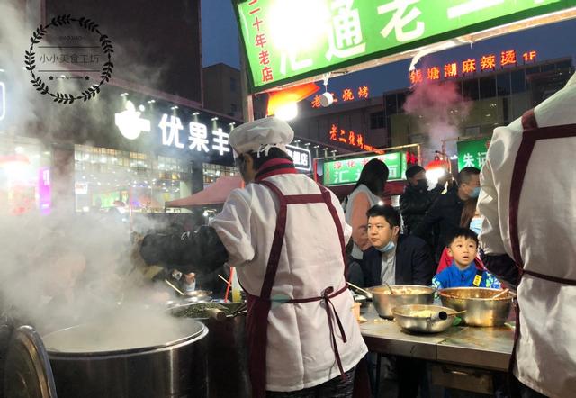 陕西的网红夜市,40家店只卖1种面条,家家客满,好吃又热闹