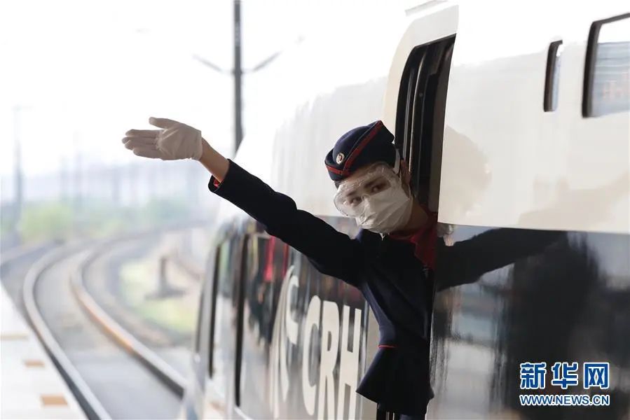 ▲4月8日，在武汉站，G431次列车乘务员在发车前向乘客挥手。当日，G431次列车由武汉站始发开往南宁东站。这是武汉市正式解除离汉离鄂通道管控措施后开往湖北省外的首趟始发列车。（ 新华社记者 沈伯韩 摄）